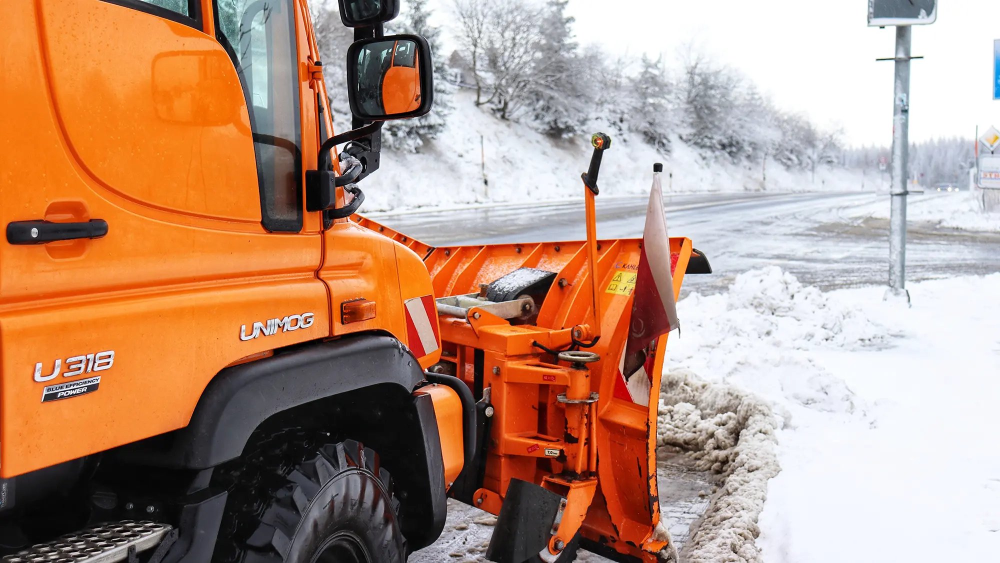 Räumfahrzeug schiebt Schnee von der Straße